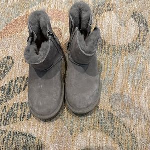 Girls size 3 gray uggs in good used condition